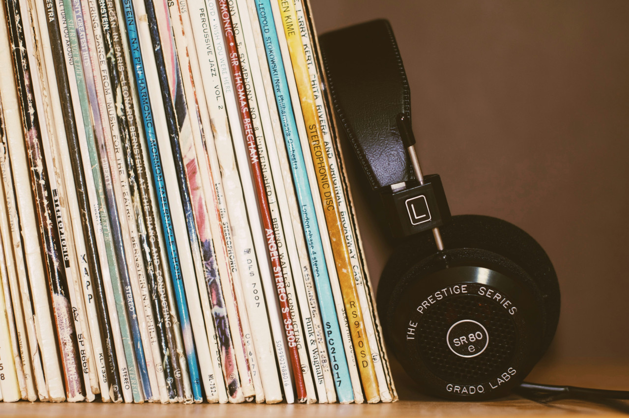 Música, auriculares, discos, canciones. Foto: Unsplash.