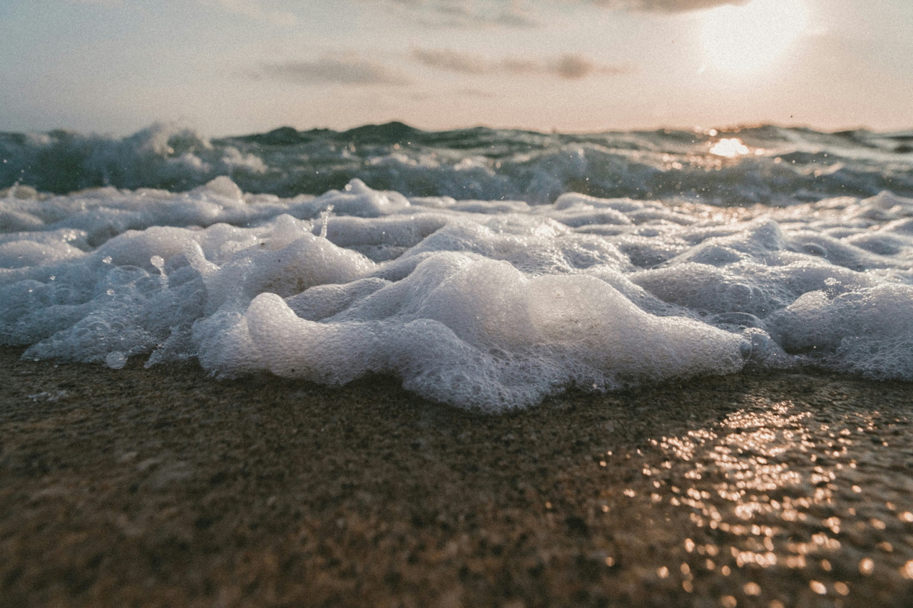 Mar, océano, agua, espuma. Foto Unsplash.